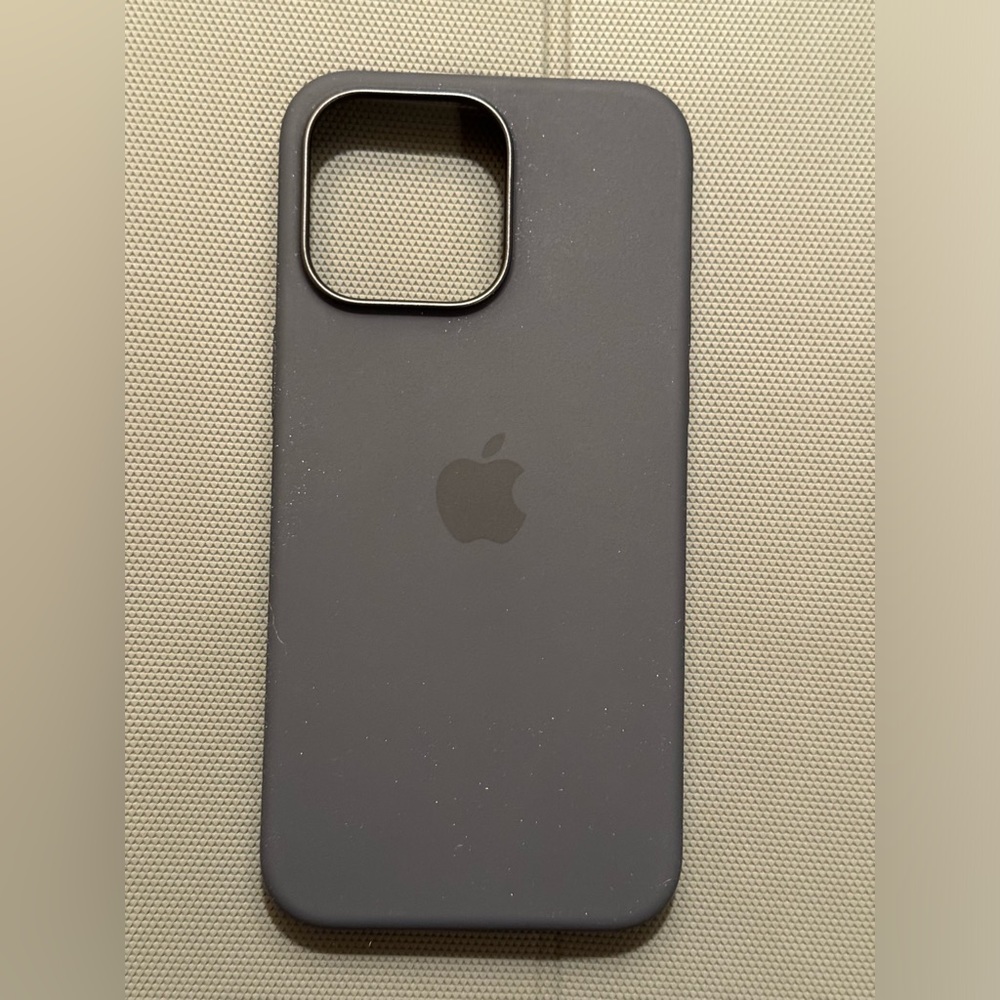 iPhone 15 Pro Max Silicone Case with MagSafe - Black